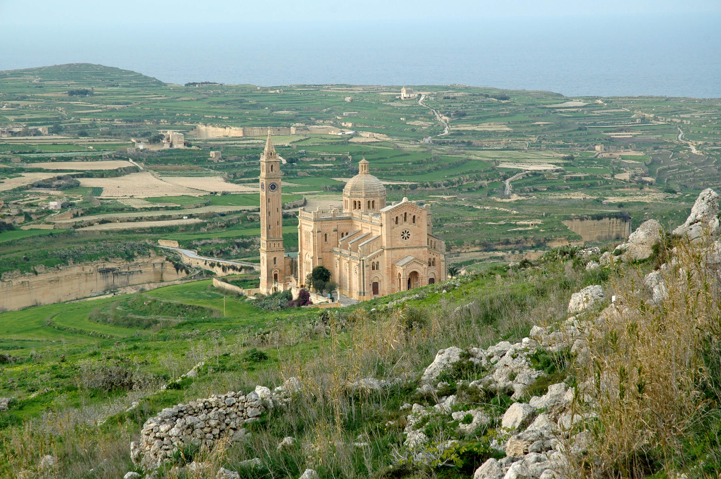 Do you know how many statues are there on Ta’ Għammar Hill?